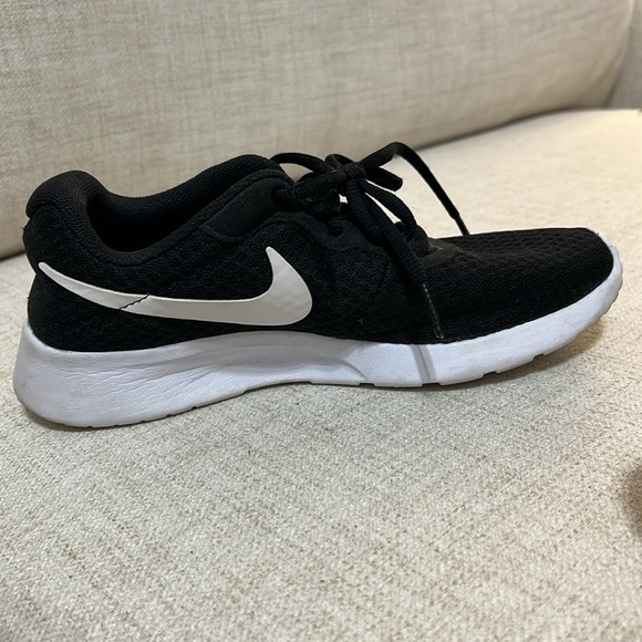 Women’s Black & White Nike - Picture 3 of 9